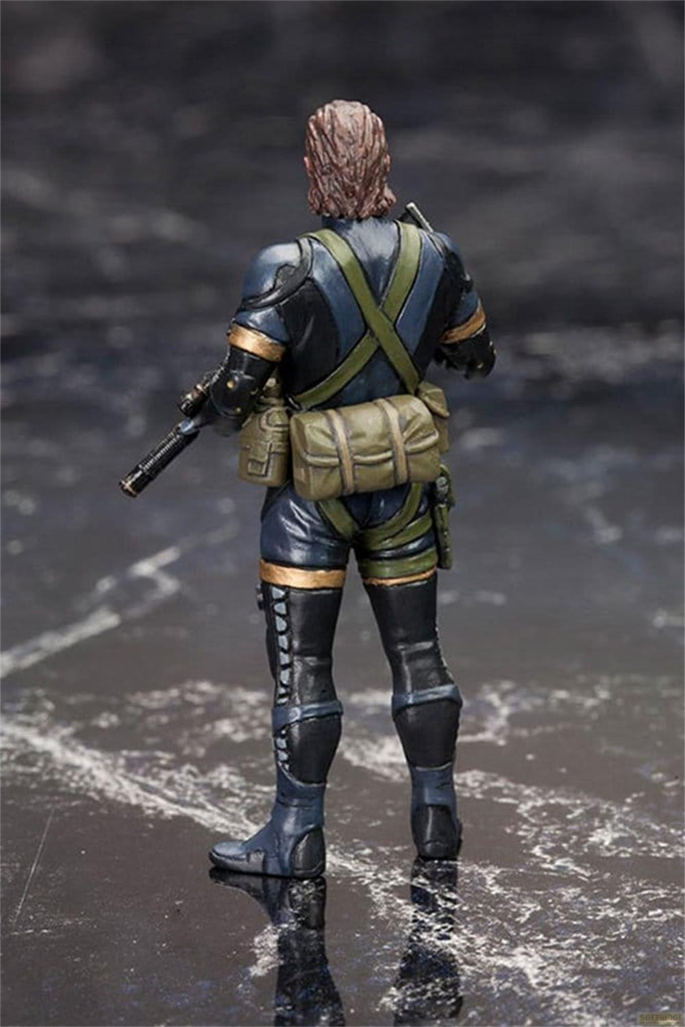 Ein Mann in blauer Uniform mit grünen Trägern und einer Tasche hält eine Waffe.