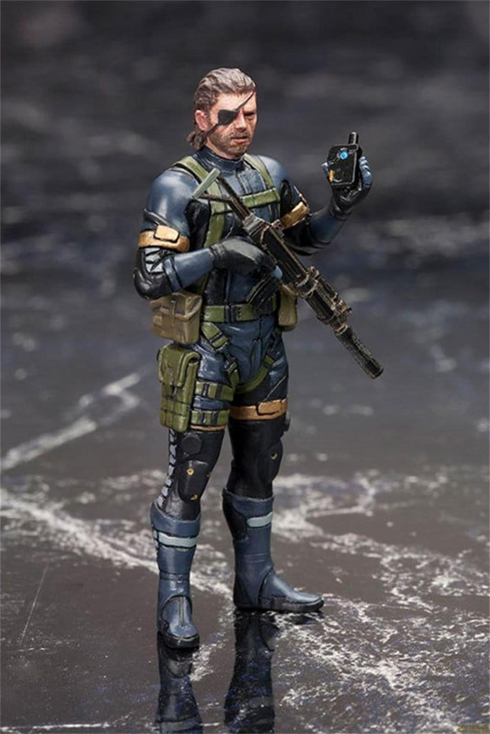 Soldat mit Augenklappe, trägt eine Waffe und ein Funkgerät.
