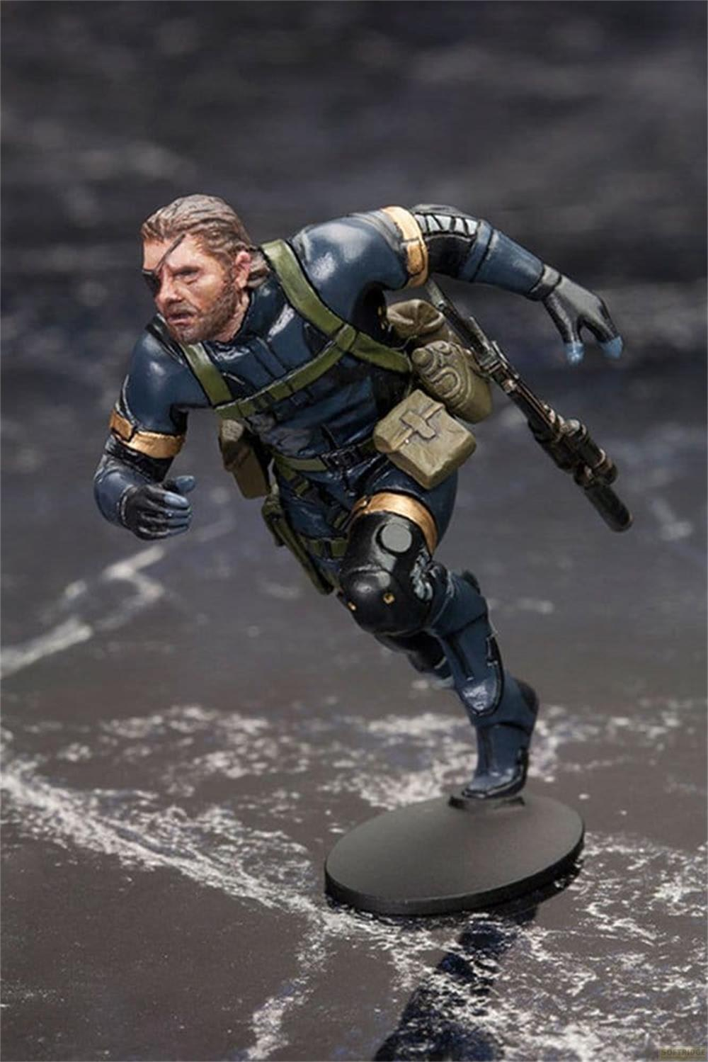 Eine Spielfigur von Big Boss rennt dynamisch in blauer Kampfausrüstung, mit Augenklappe und Gewehr.