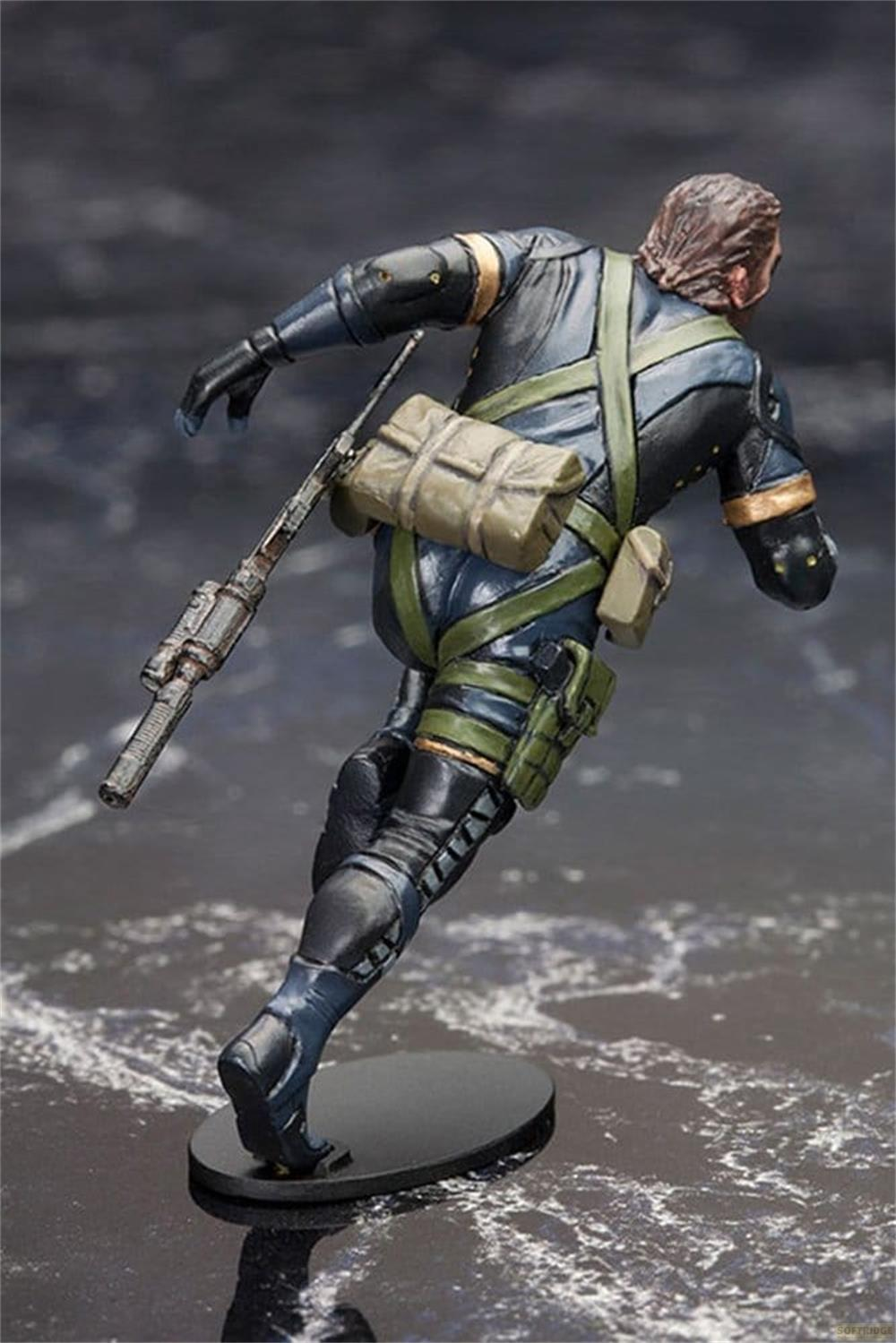 Eine Figur eines Soldaten in blauer Uniform mit Rucksack und Gewehr rennt.