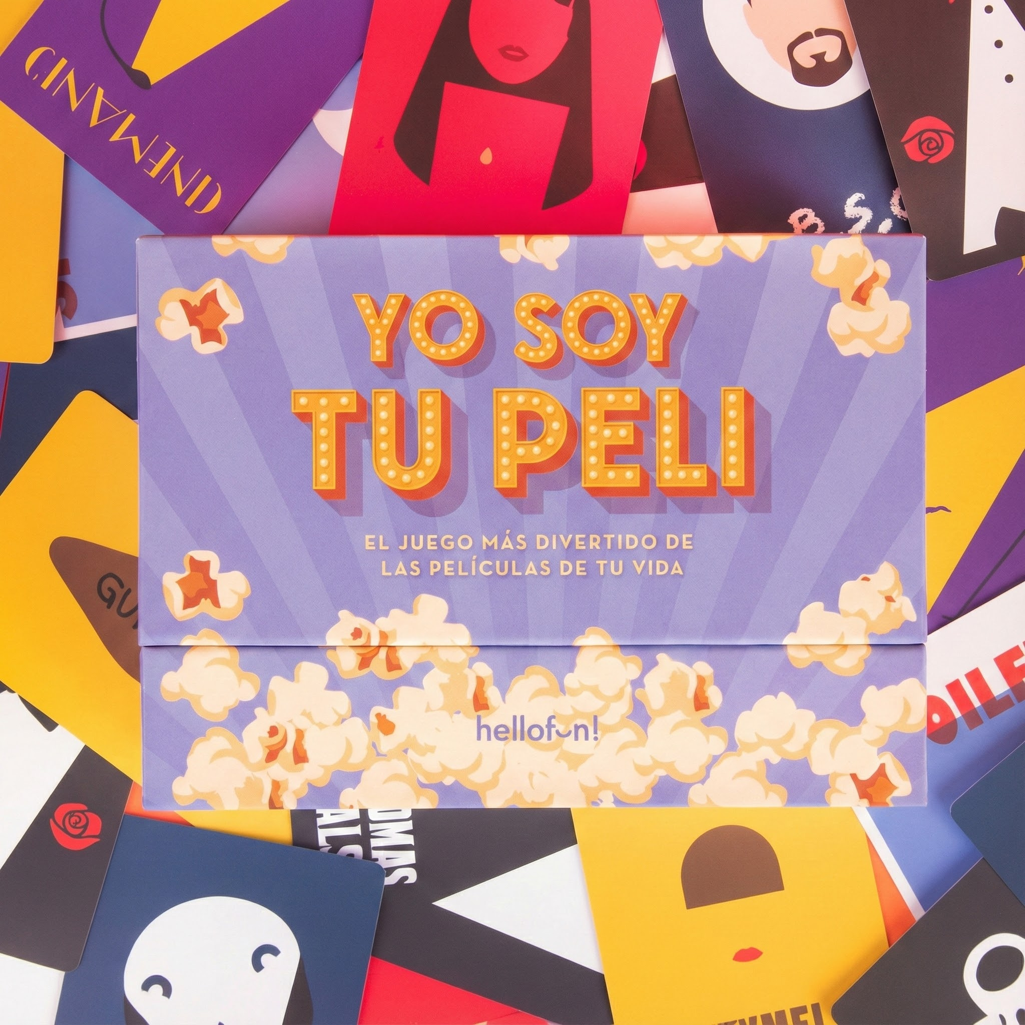 Una caja de juego titulada "YO SOY TU PELI" con diseño de palomitas, rodeada de cartas de cine.