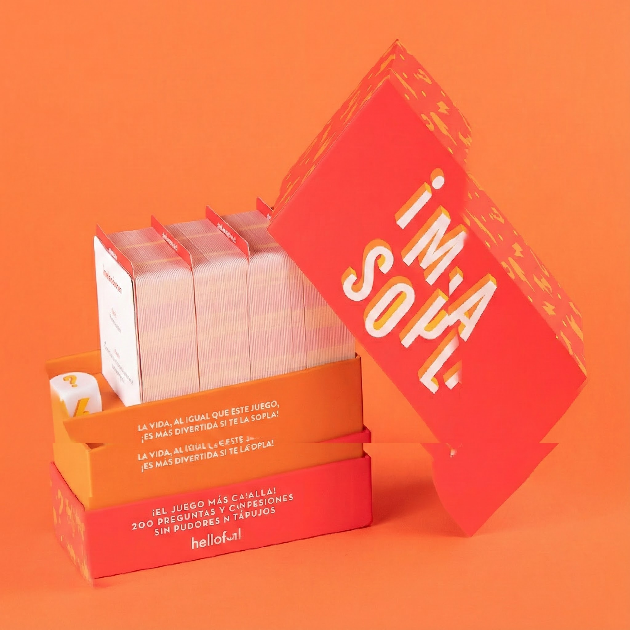 Una caja de juego roja con cartas y un dado sobre fondo naranja.