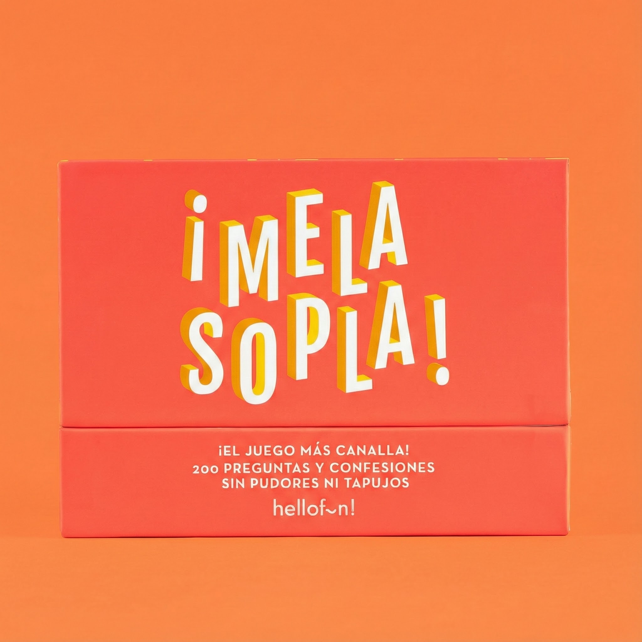 Una caja naranja con letras y texto 3D blancos y amarillos.