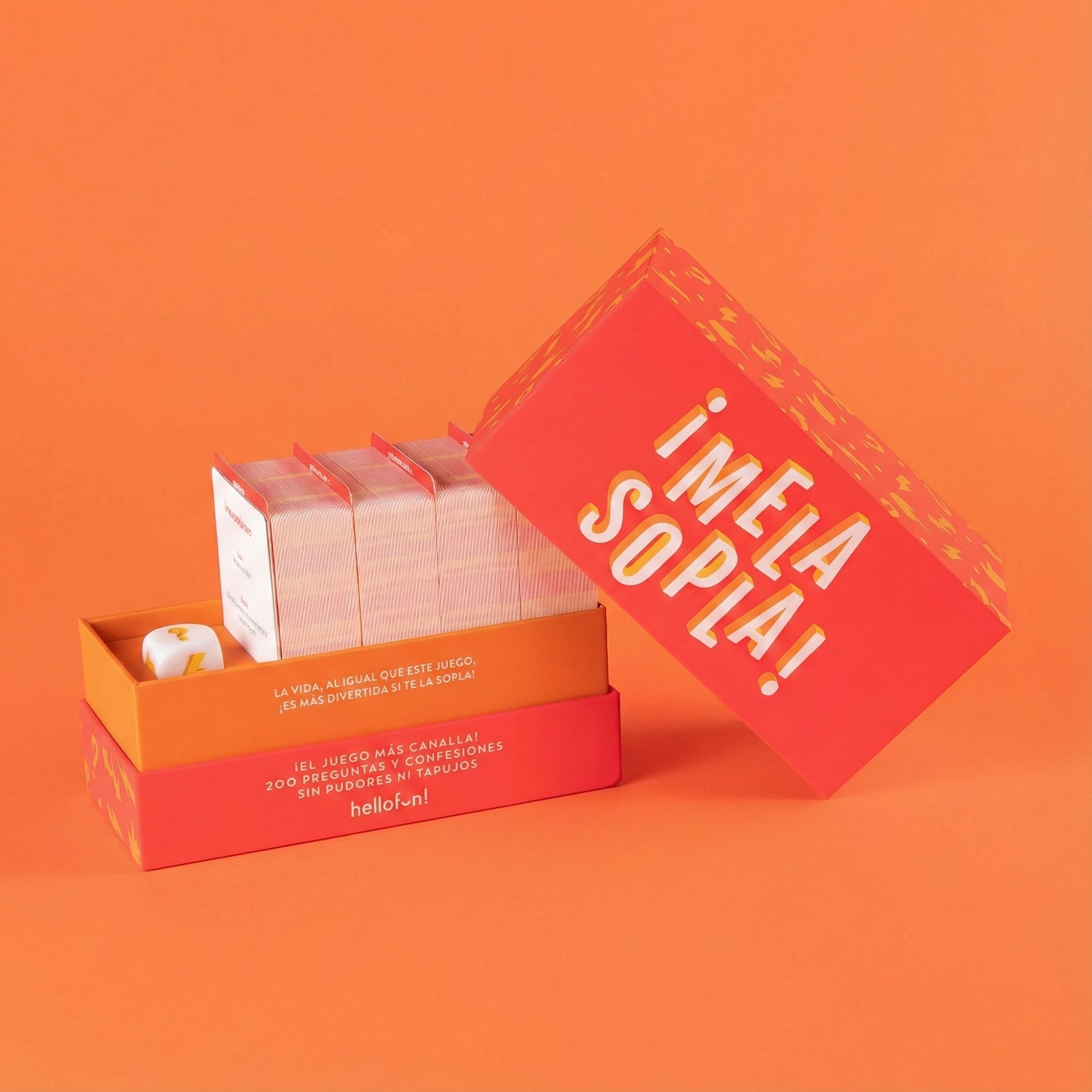 Una caja de juego roja con bandeja naranja con cartas y dado.