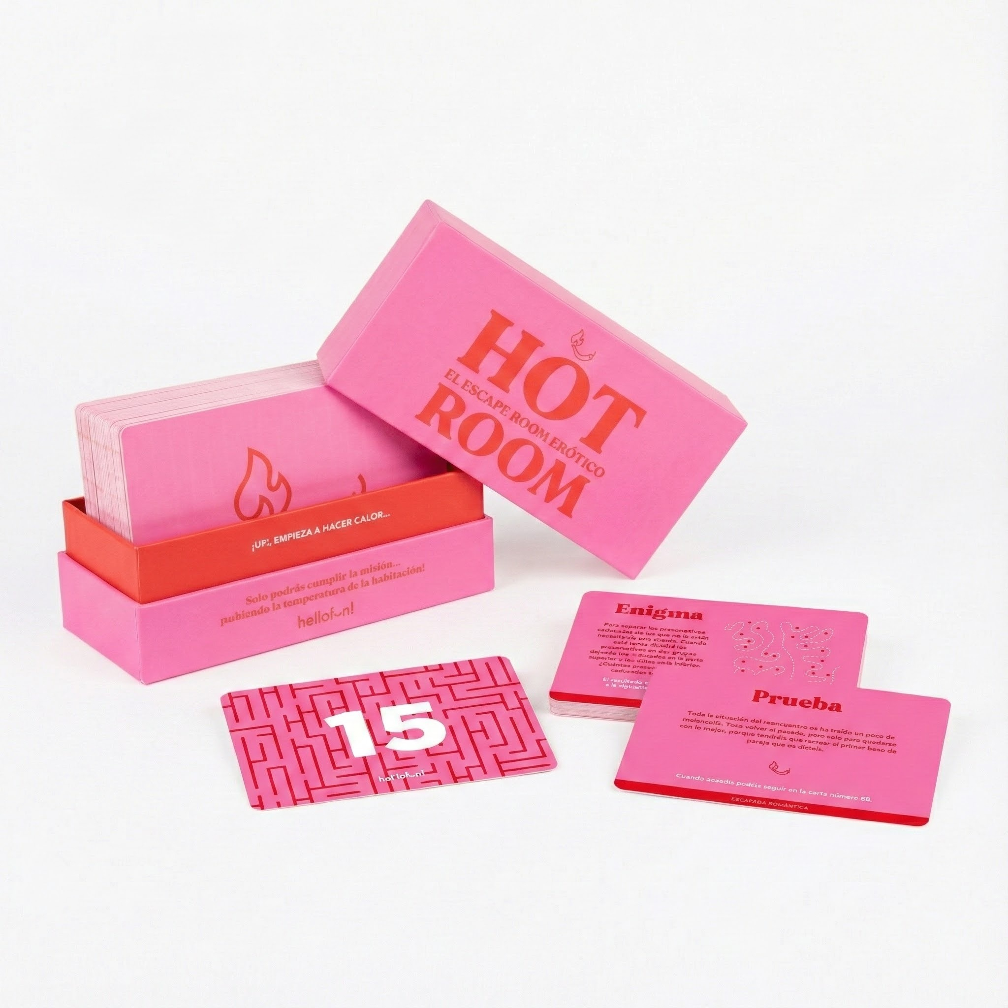 Caja de juego rosa 'Hot Room' con cartas de juego dispersas.