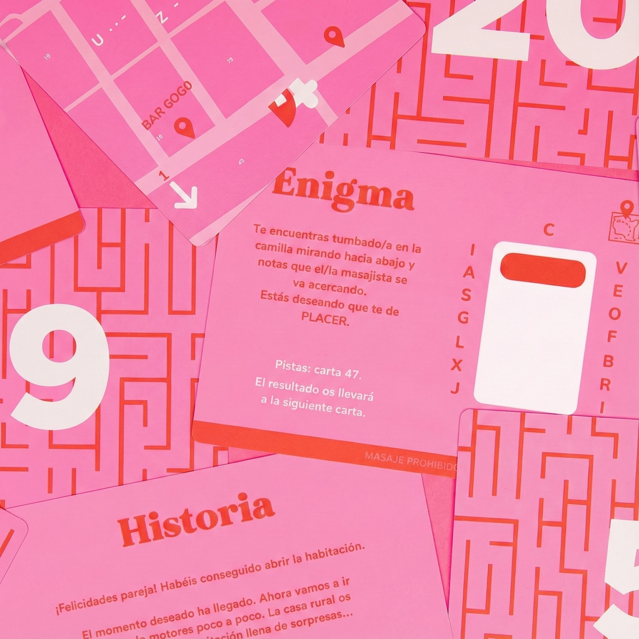 Tarjetas rosas con patrones de laberinto, números y texto.