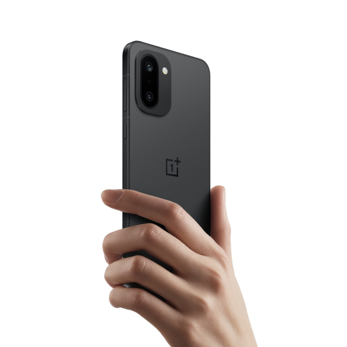 Dłoń trzyma czarny smartfon z modułem kamery i logo.