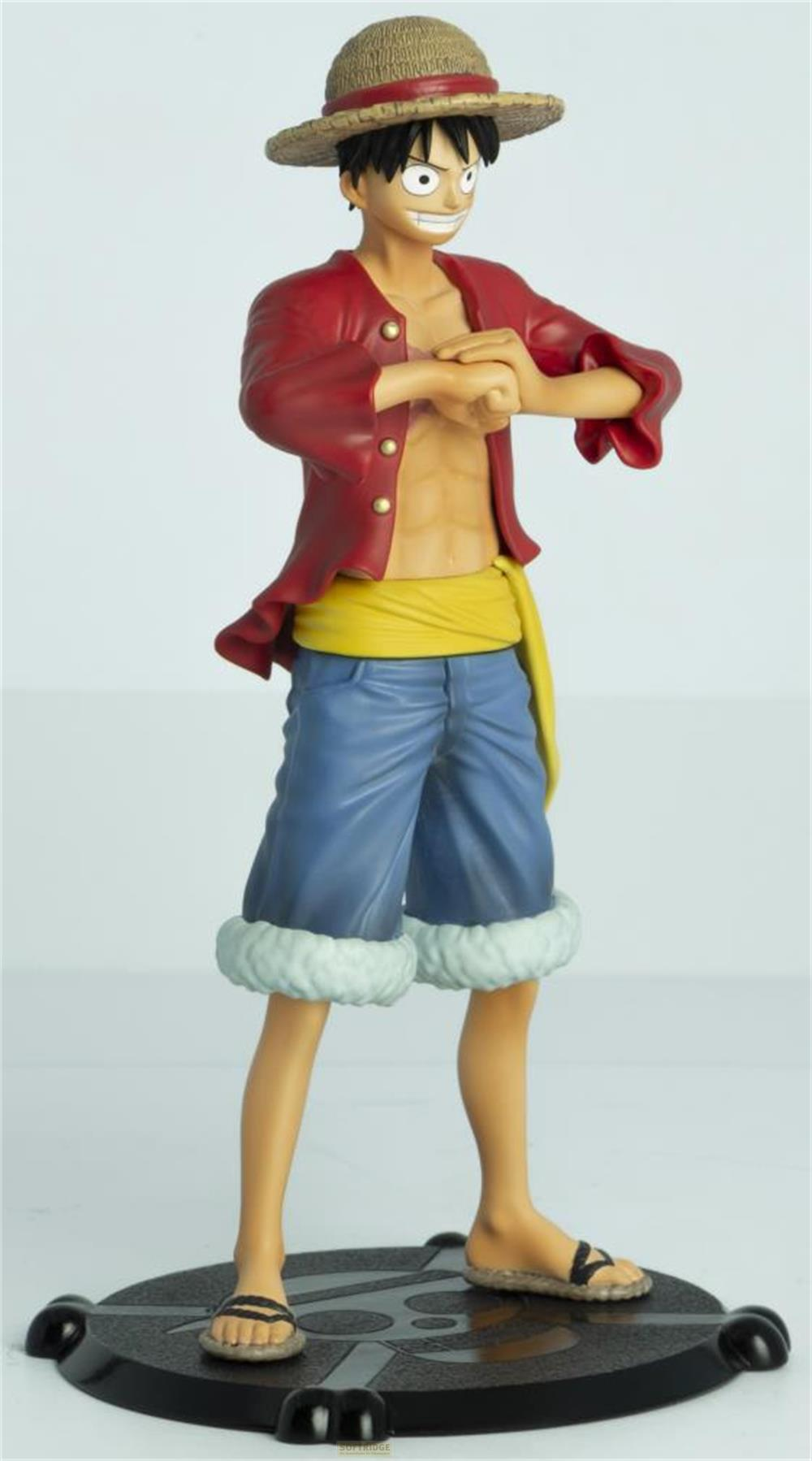 Eine Figur von Monkey D. Luffy mit roter Jacke, gelbem Gürtel und blauer Hose.