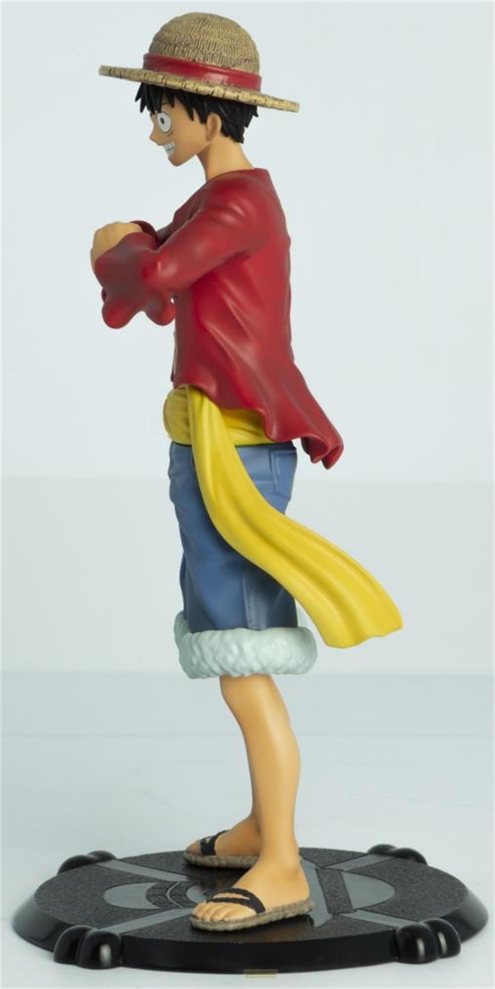 Eine Figur von Monkey D. Luffy mit Strohhut, rotem Oberteil und blauer Hose.