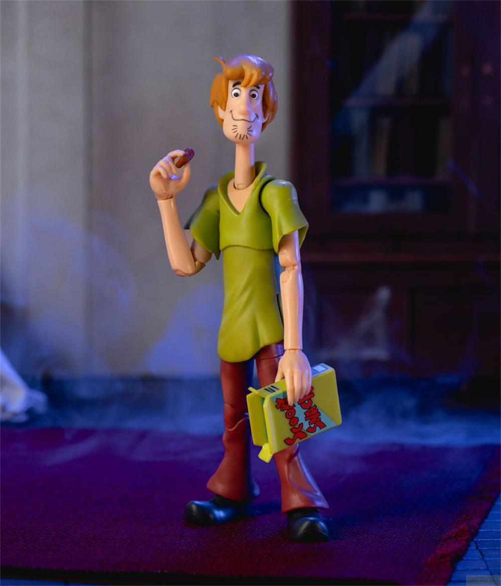 Action figure di Shaggy con un cibo marrone e una scatola di Scooby Snacks.