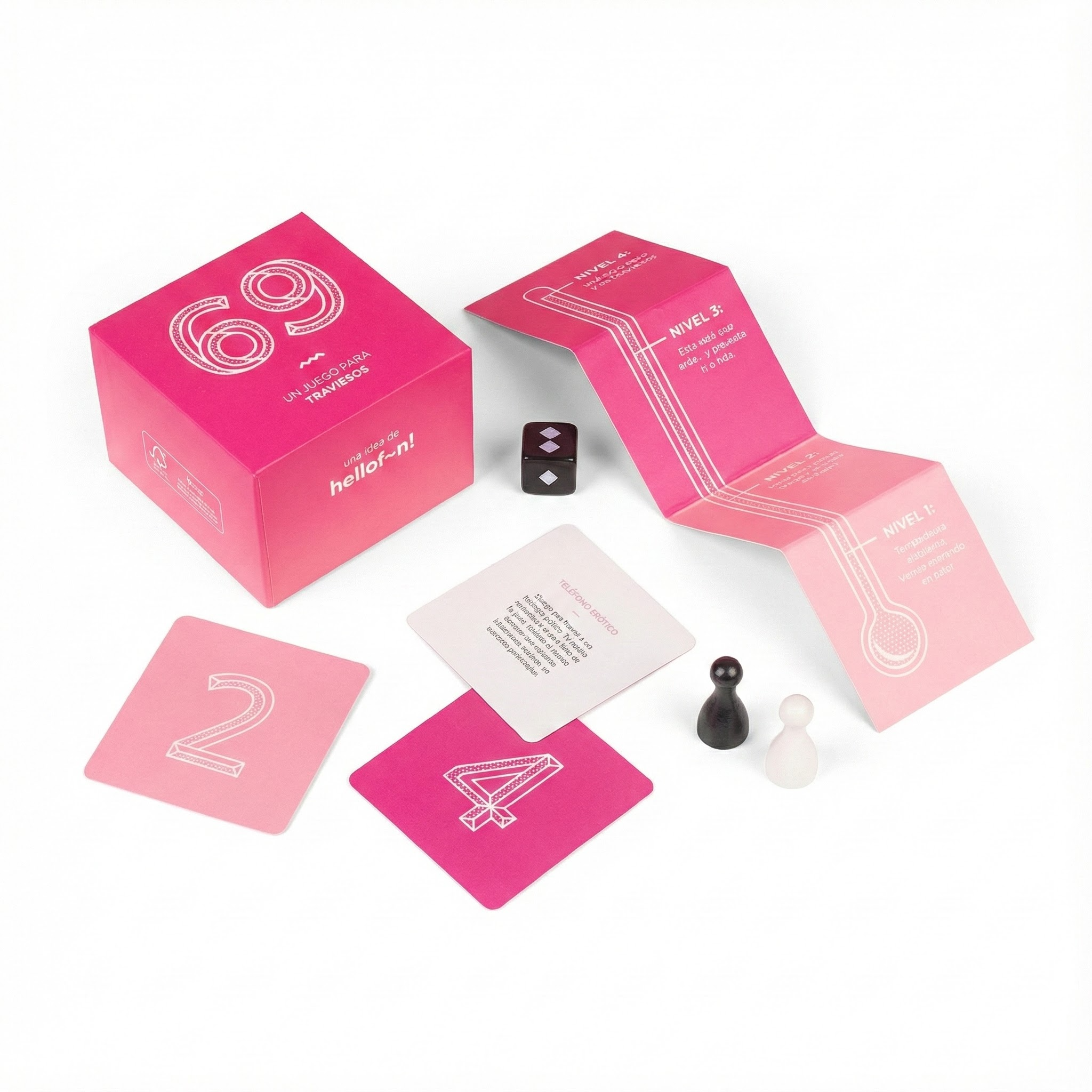 Una caja de juego rosa, cartas, dados y peones sobre fondo blanco.