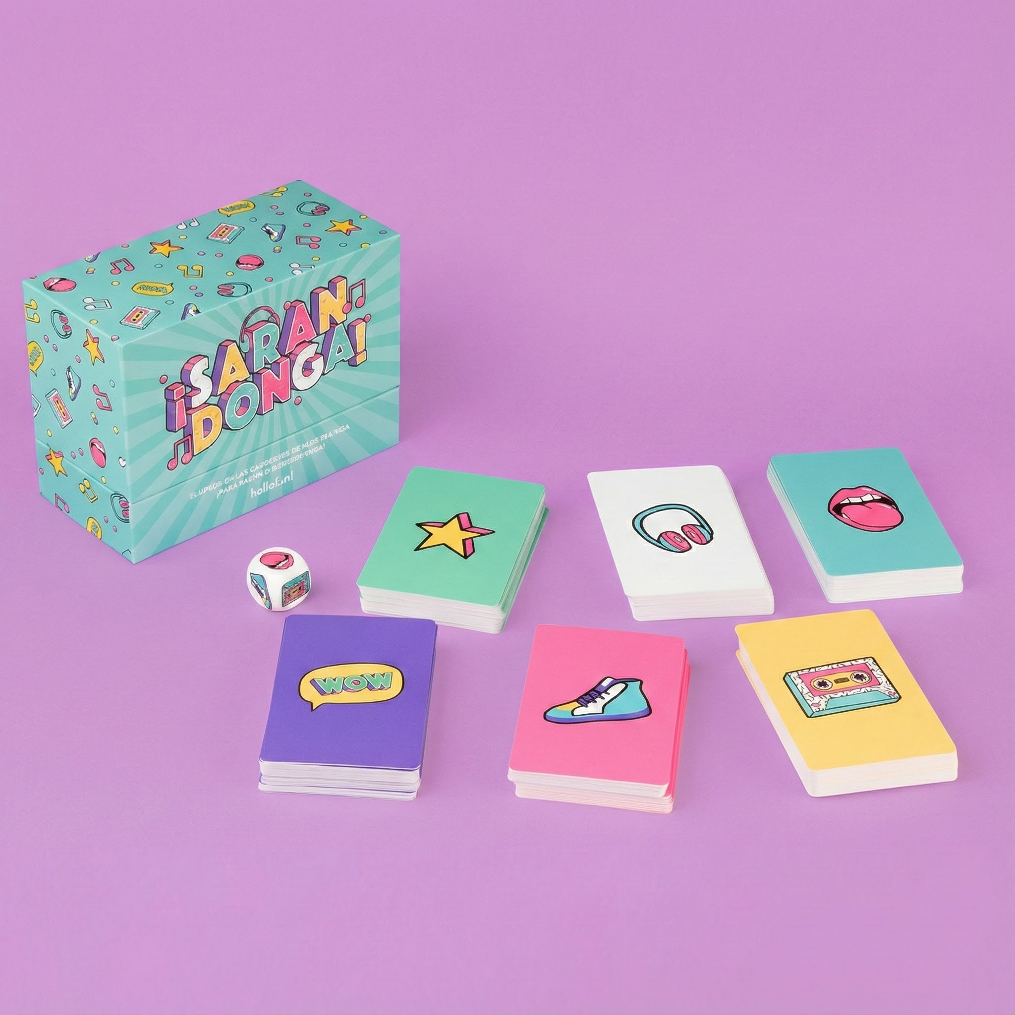 Una caja de juego con dado y cartas sobre fondo lila.