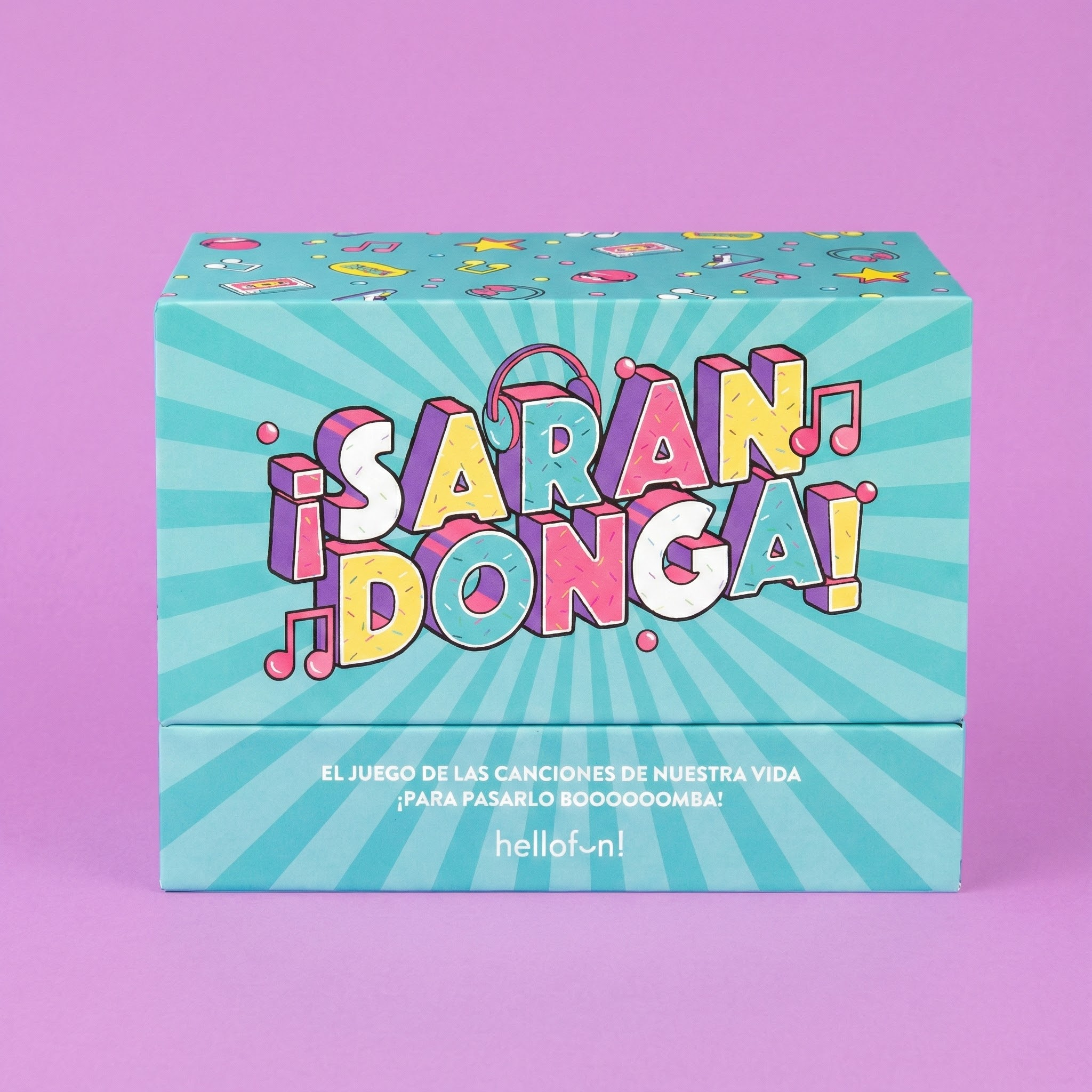 Una caja turquesa con "SARAN DONGA!" en letras 3D coloridas.