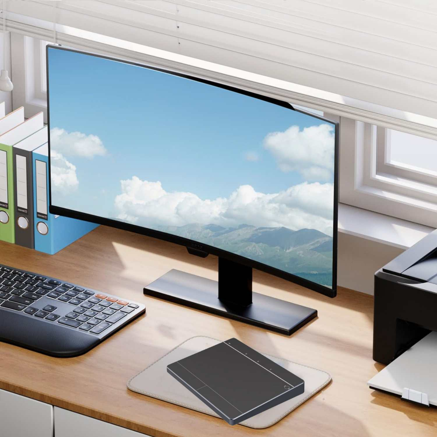 Ein Schreibtisch mit Monitor, Tastatur, Drucker und Ordnern.