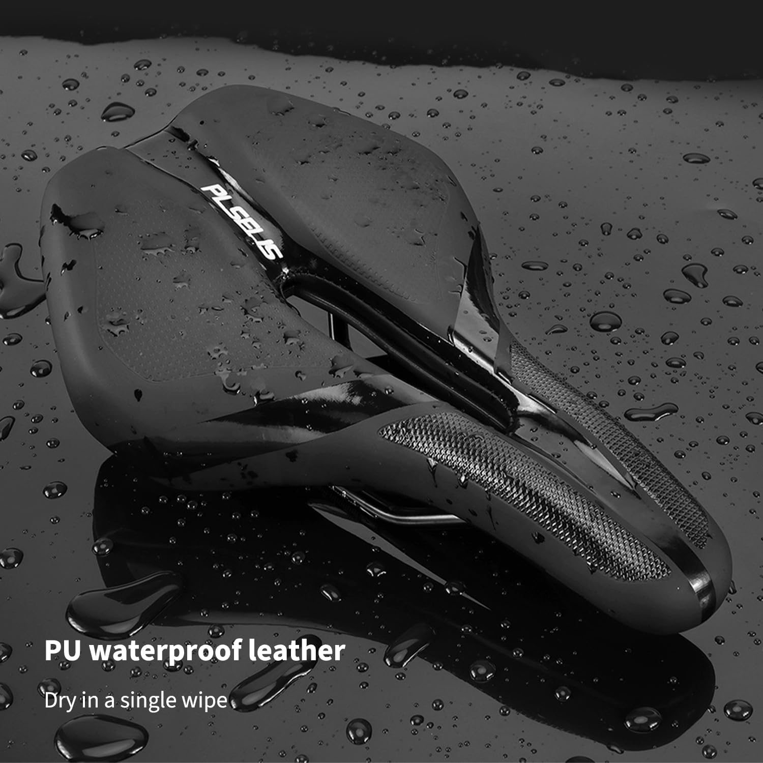 Ein schwarzer Fahrradsattel mit Wassertropfen auf schwarzem, nassem Hintergrund.