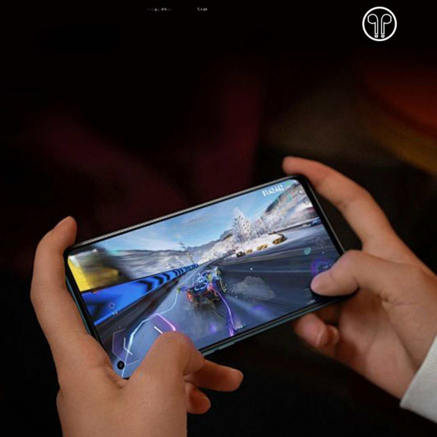 Hände halten ein Smartphone, das ein Autorennen-Spiel anzeigt.
