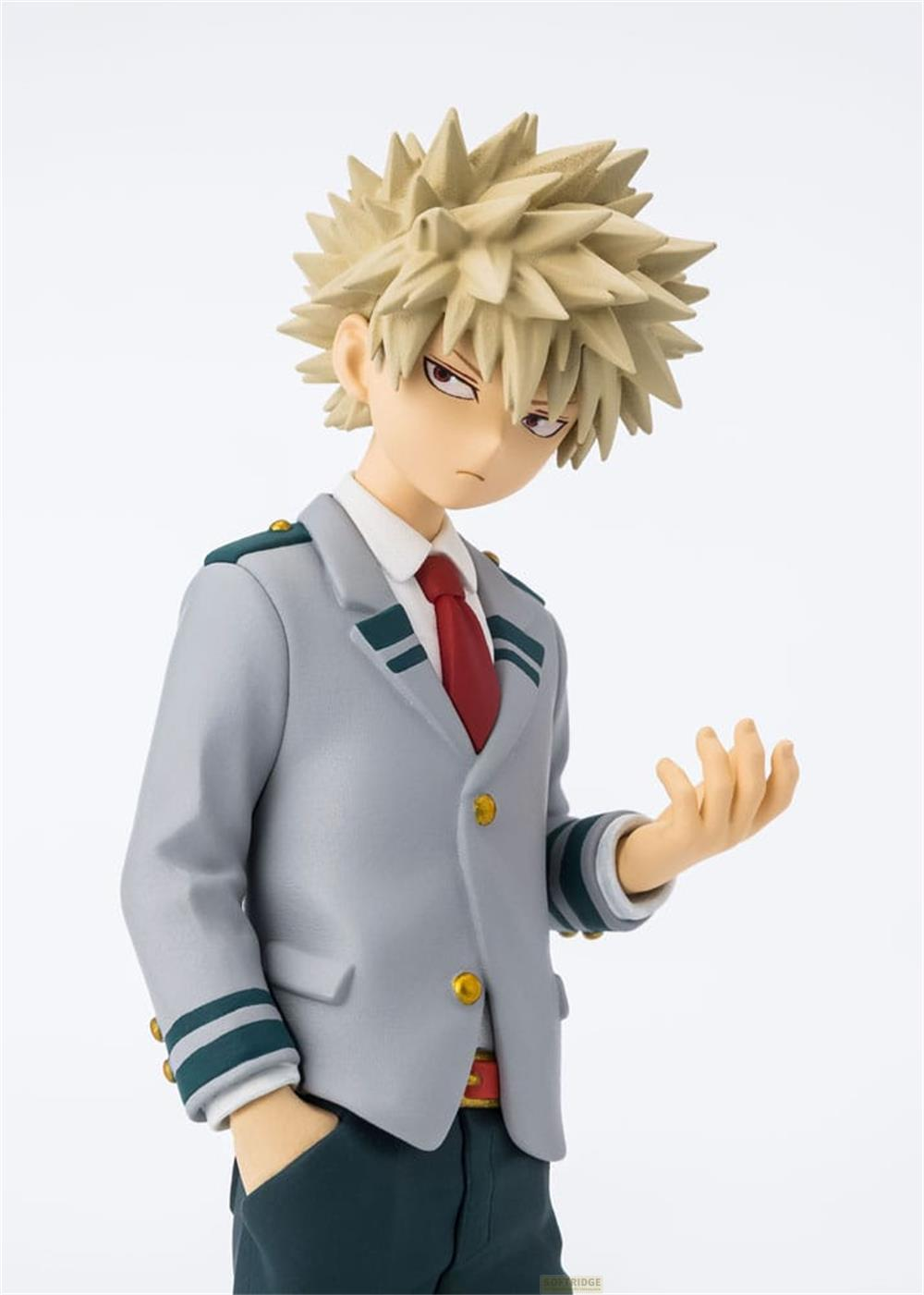 Figura de chico con pelo rubio de punta, con uniforme escolar.