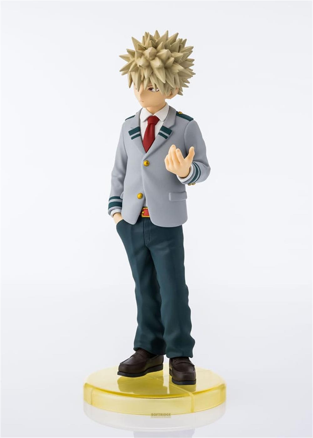 Figura de un chico con pelo rubio puntiagudo en uniforme escolar.