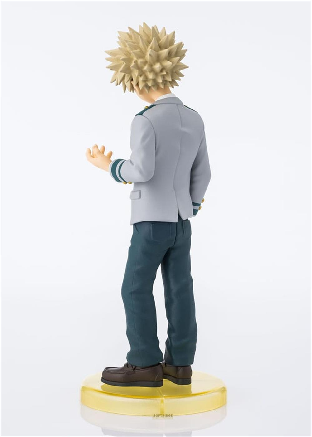 Vista posterior de una figura de anime con pelo rubio puntiagudo, chaqueta gris y pantalón oscuro, sobre base amarilla.