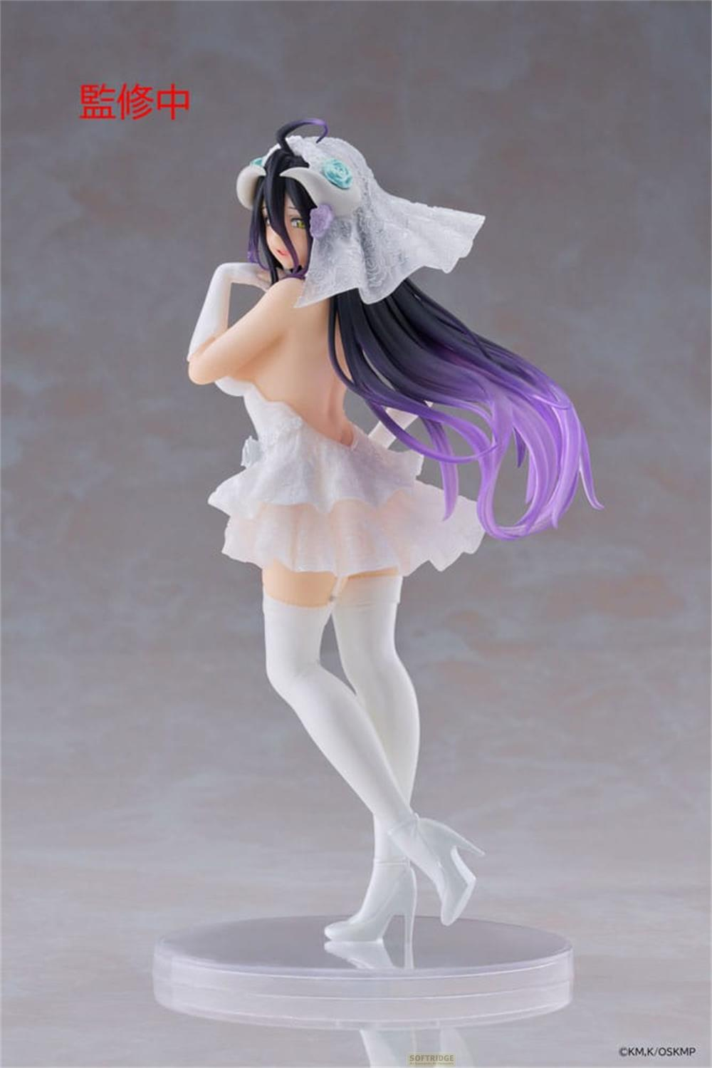 Eine Figur in weißem Hochzeitskleid mit lila Haar, auf einer runden Basis.
