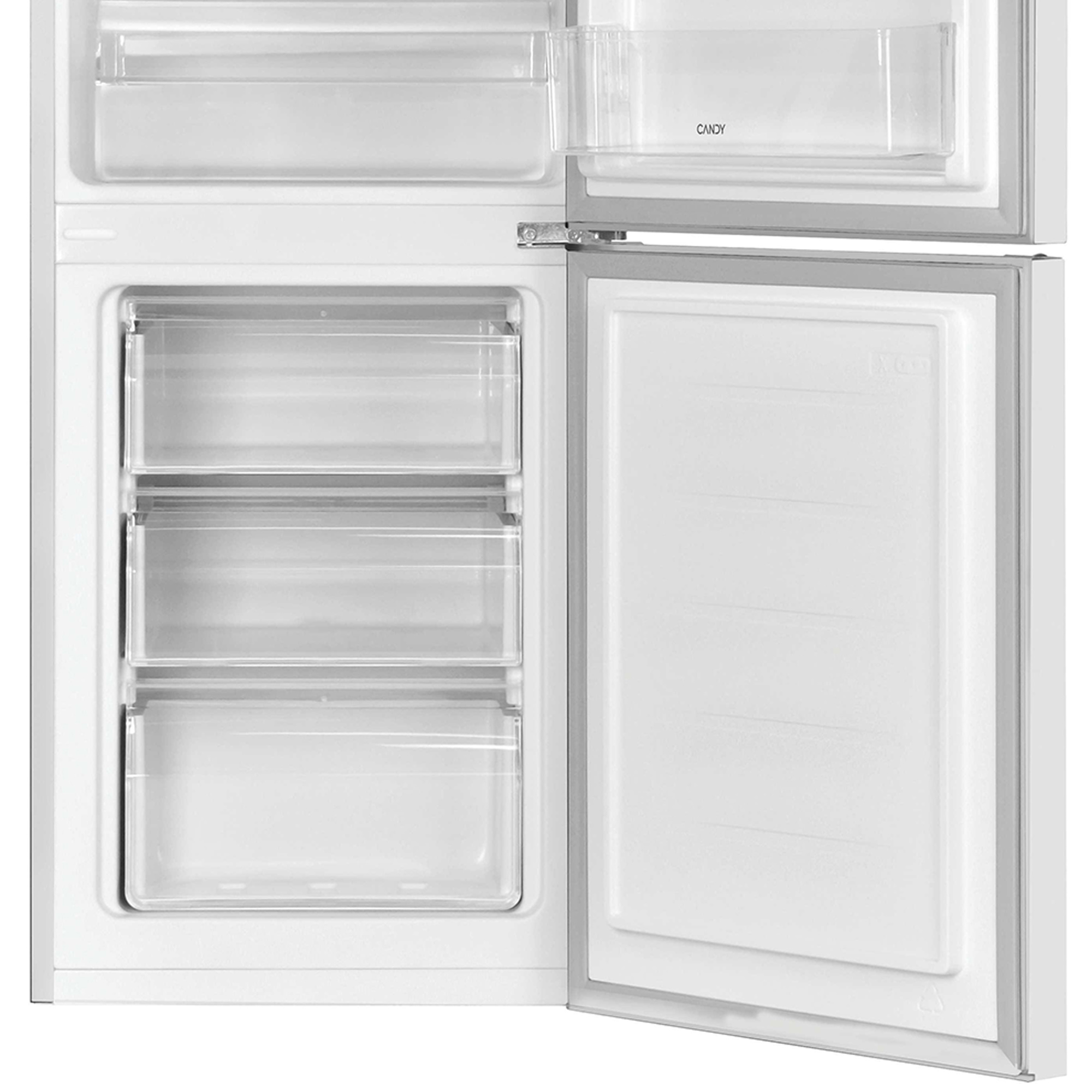Ein offener weißer Kühlschrank mit durchsichtigen Schubladen und einem Fach mit der Aufschrift 'CANDY'.