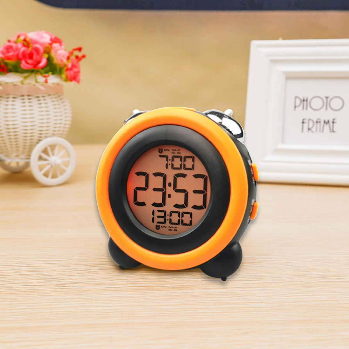 Ein orangefarbener Digitalwecker mit leuchtendem Display, steht auf einem Holztisch.