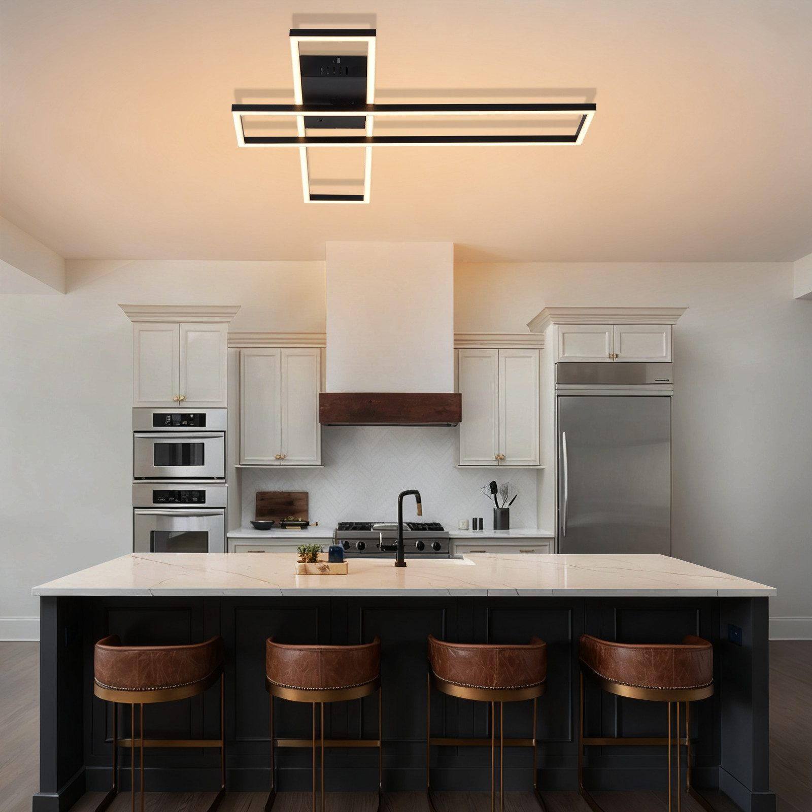 Cucina moderna con isola, sgabelli da bar ed elettrodomestici in acciaio inox.