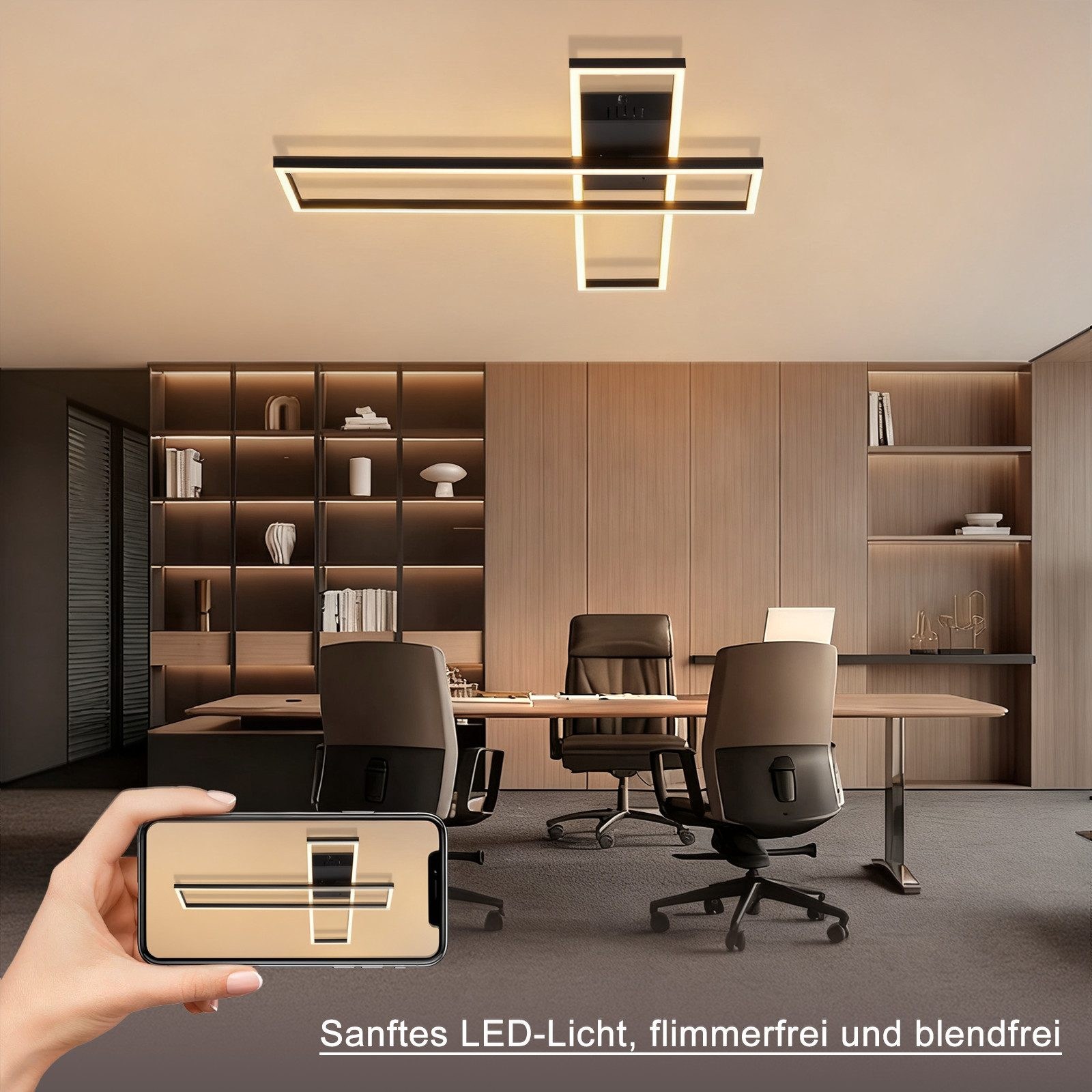 Ufficio moderno con scrivanie, sedie e scaffali. Una mano tiene uno smartphone che mostra una lampada.