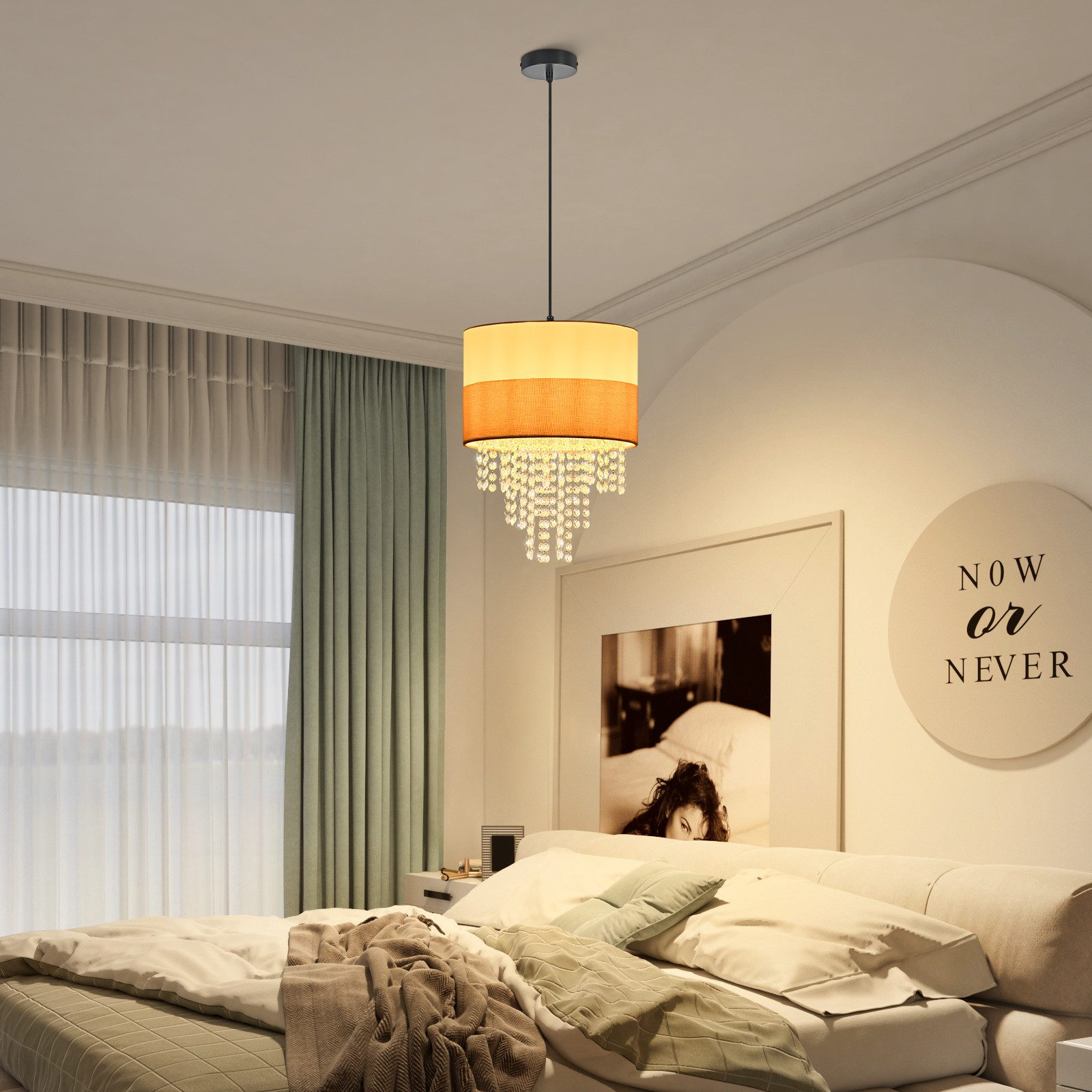 Ein Kronleuchter mit Stoffschirm und Kristallen hängt über einem Bett.