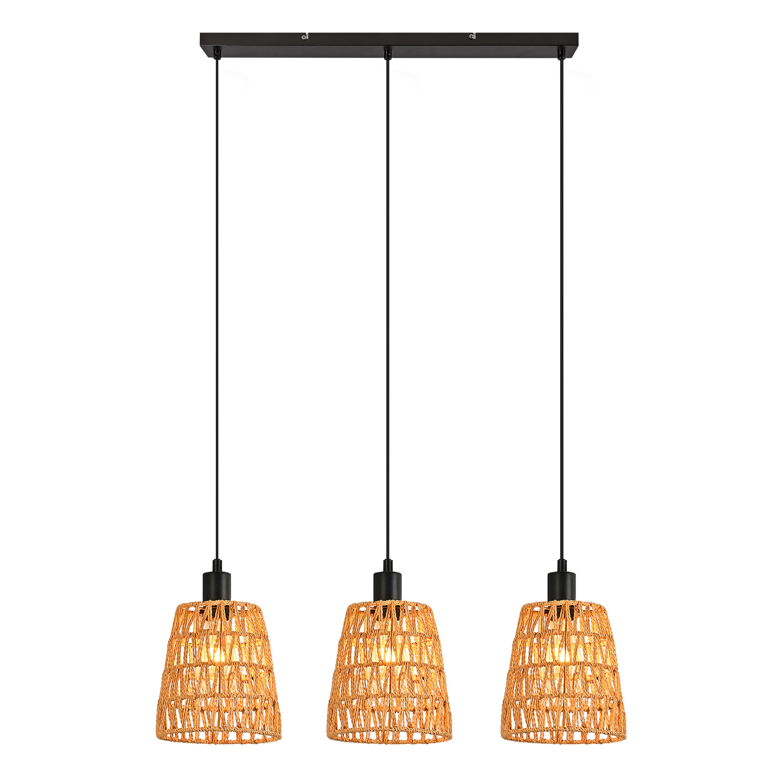 Lampadario a tre luci con paralumi a cesto in fibra naturale e rosone nero.