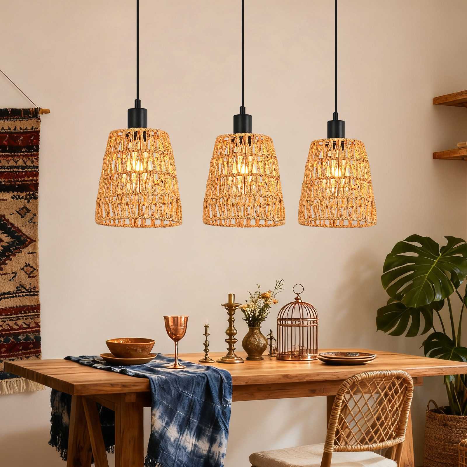 Tre lampade a sospensione intrecciate sopra un tavolo di legno con decorazioni.