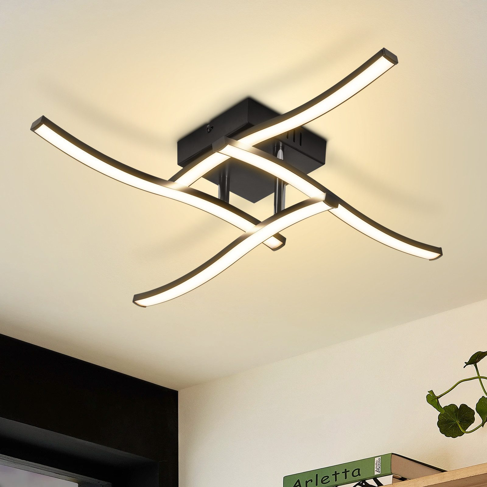 Plafoniera moderna con quattro bracci curvi e illuminazione a LED.