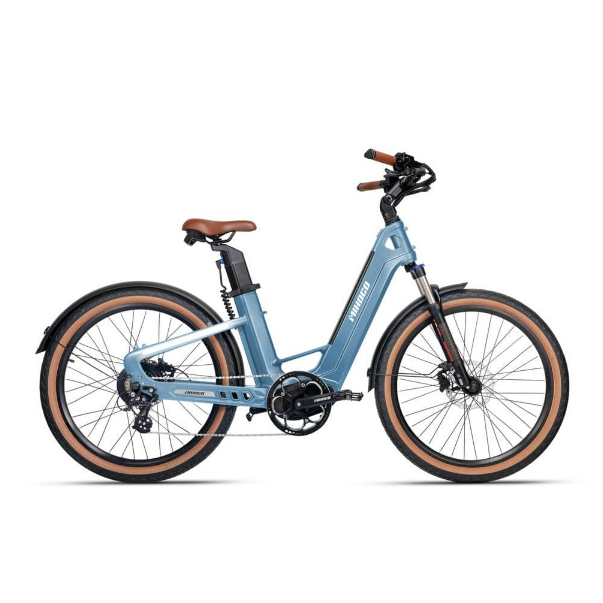 Blaues E-Bike mit braunem Sattel und Griffen, breiten Reifen und Schutzblechen.