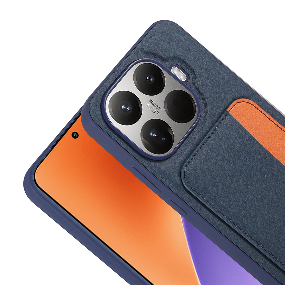 Leica kamera modüllü, turuncu kart yuvalı, beyaz arka planlı lacivert telefon kılıfı.
