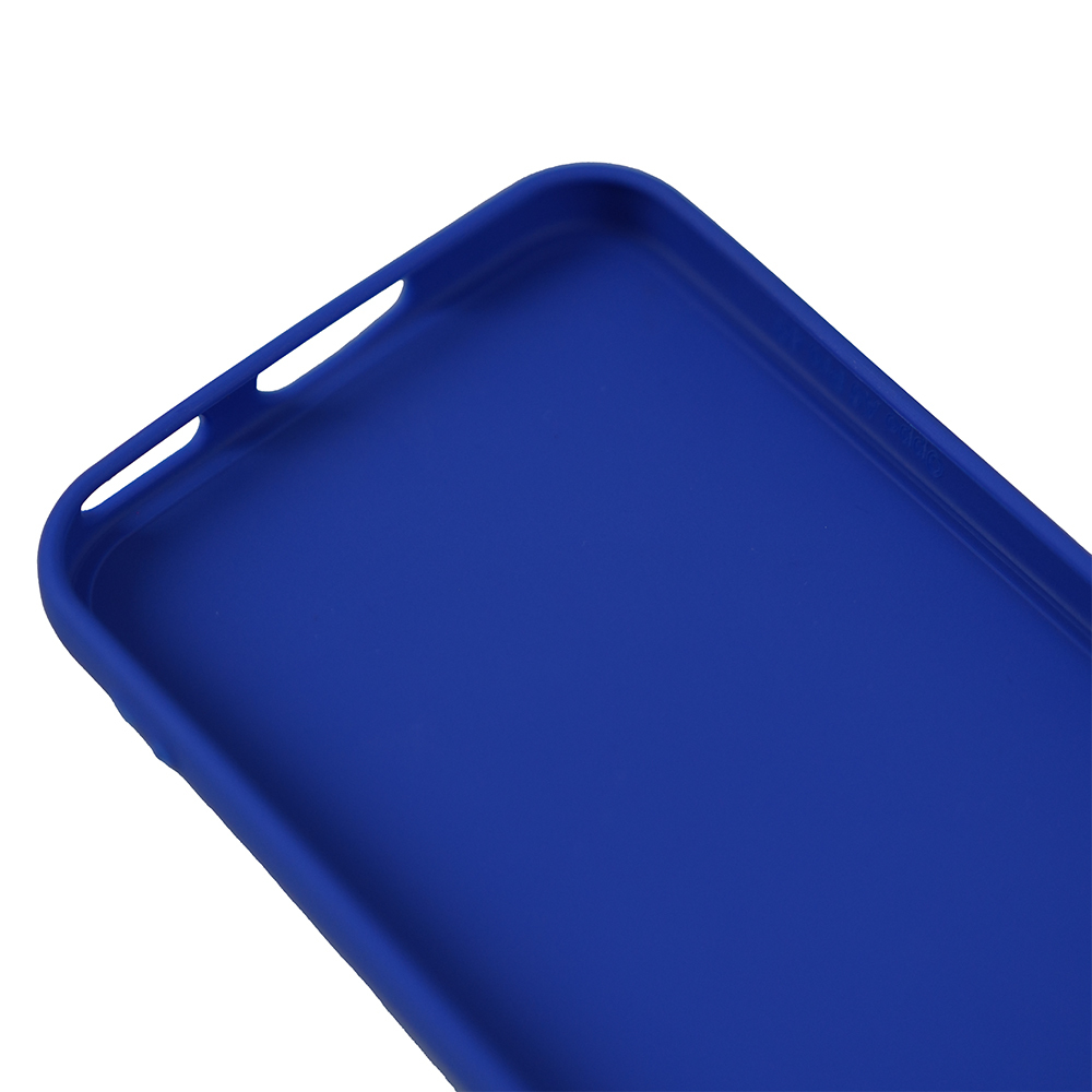 Portlar için kesikleri olan mavi silikon telefon kılıfı.