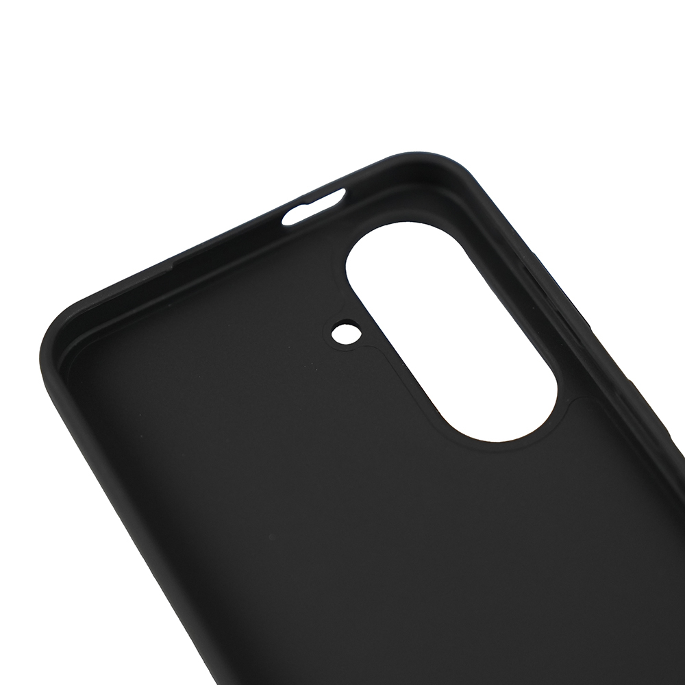 Kamera ve bağlantı noktaları için kesiklere sahip siyah telefon kılıfı.