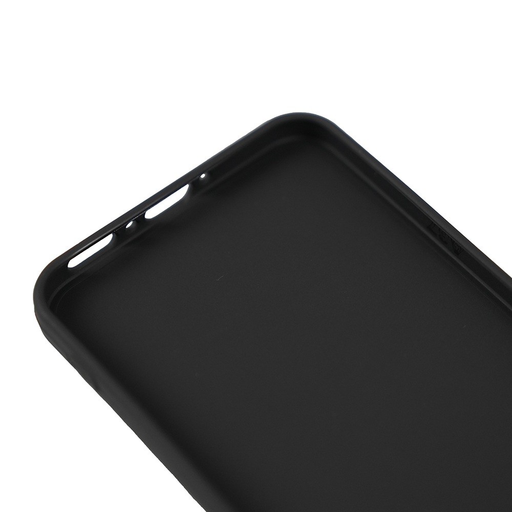 Düğme ve bağlantı noktaları için kesikler gösteren siyah telefon kılıfı detayı.
