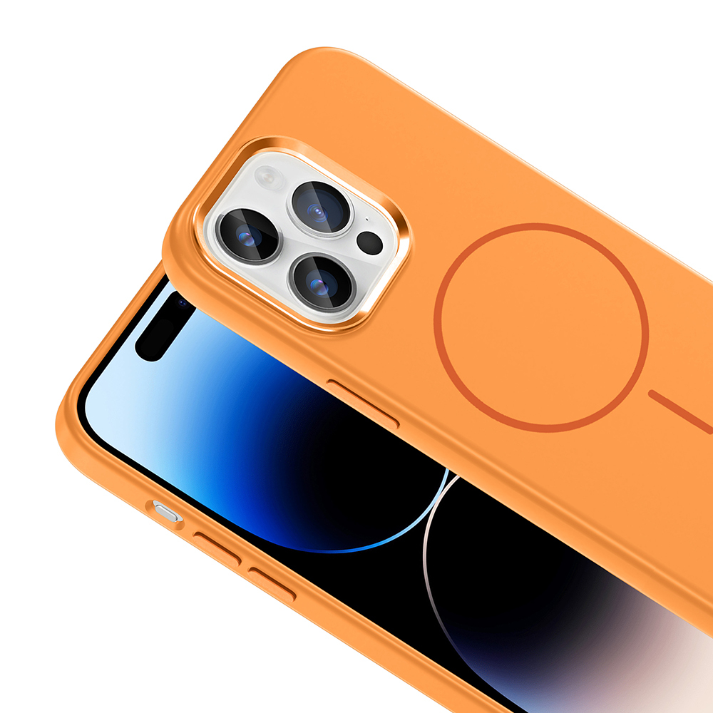 Üç kamera lensli ve manyetik halkalı turuncu telefon kılıfı.