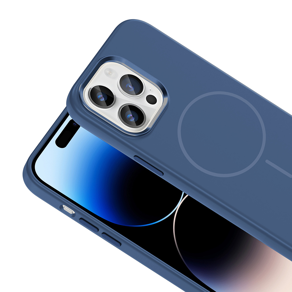 Üç kameralı bir akıllı telefonun üzerinde mavi bir telefon kılıfı.