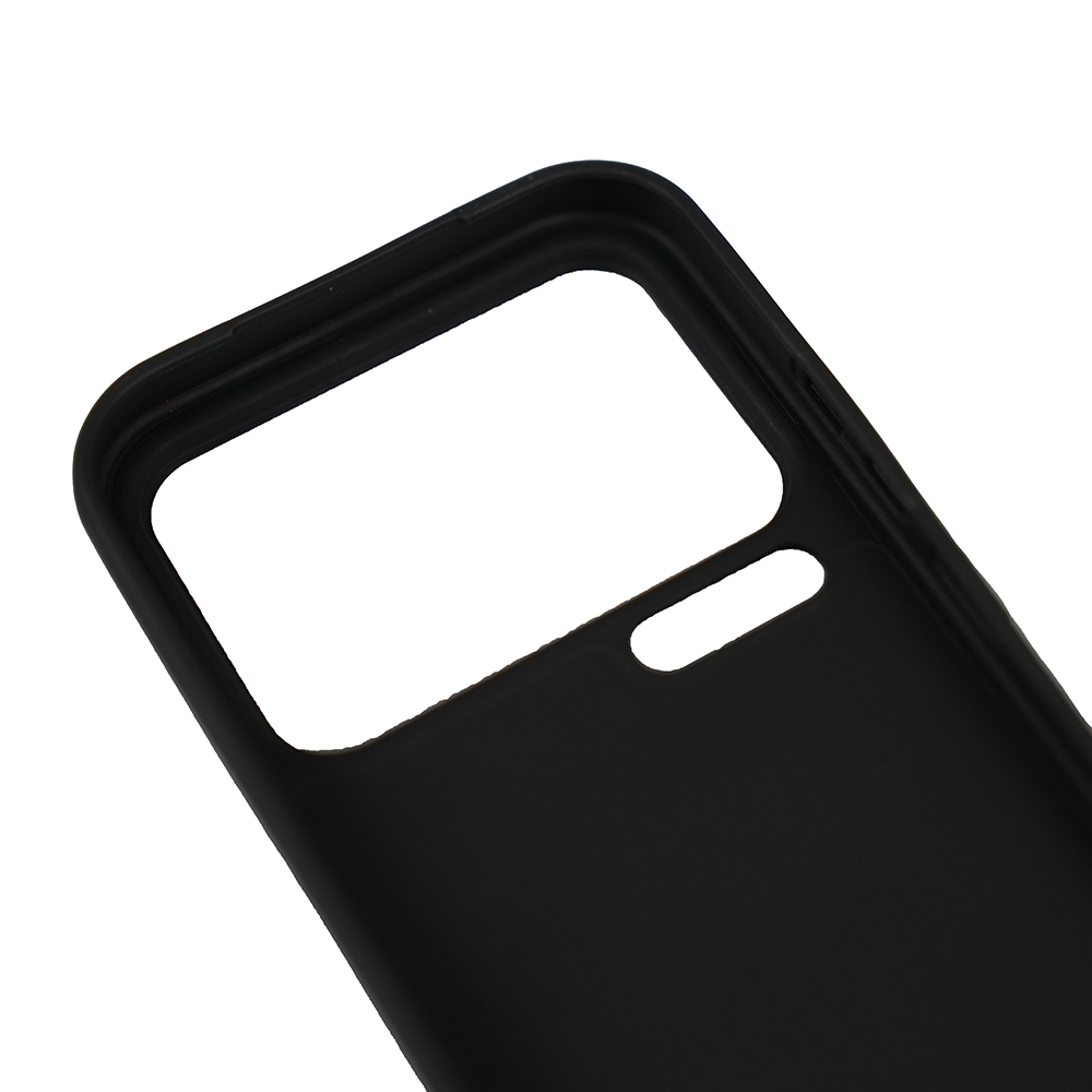 Kamera ve flaş için kesiklere sahip siyah telefon kılıfı.