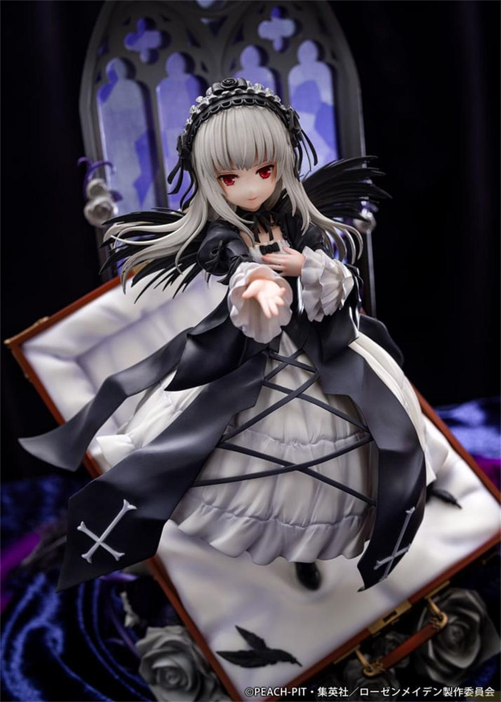 Eine Figur eines Anime-Mädchens mit silbernem Haar und roten Augen in einem schwarzen Kleid.