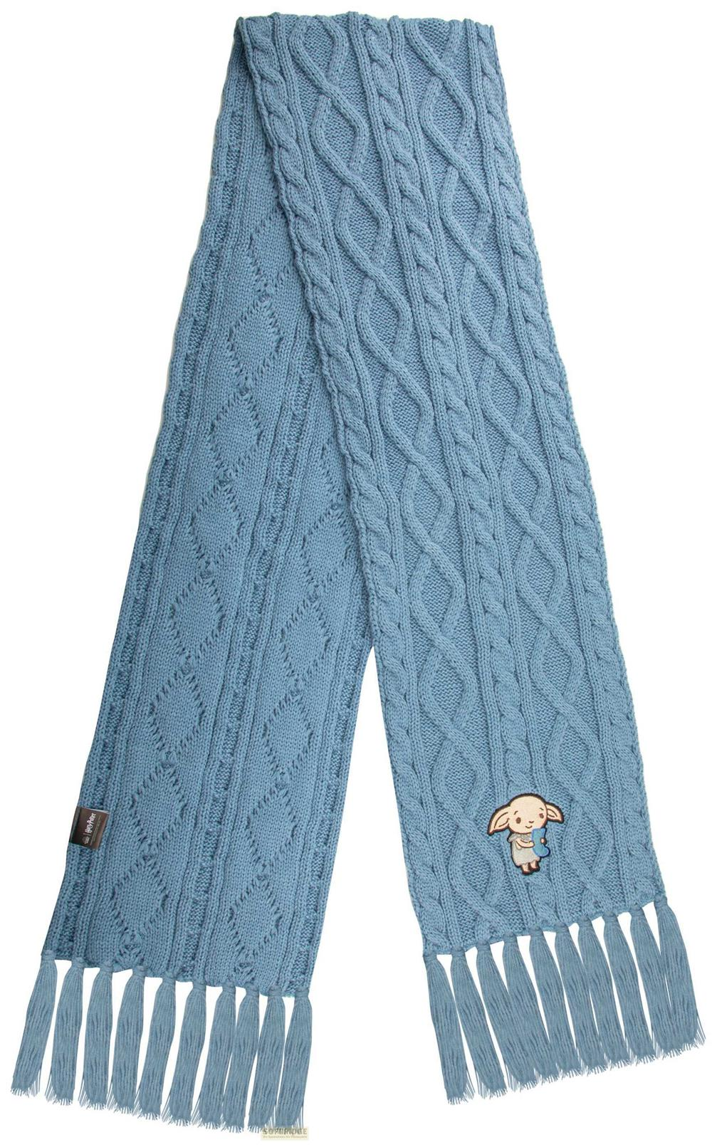 Hellblauer Strickschal mit Zopfmuster, Rautenmuster und Dobby-Aufnäher.