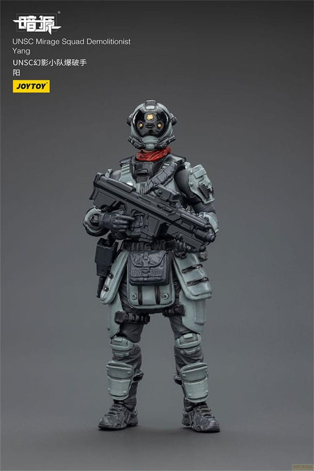 Action figure di un soldato in armatura grigia con sciarpa rossa e fucile.