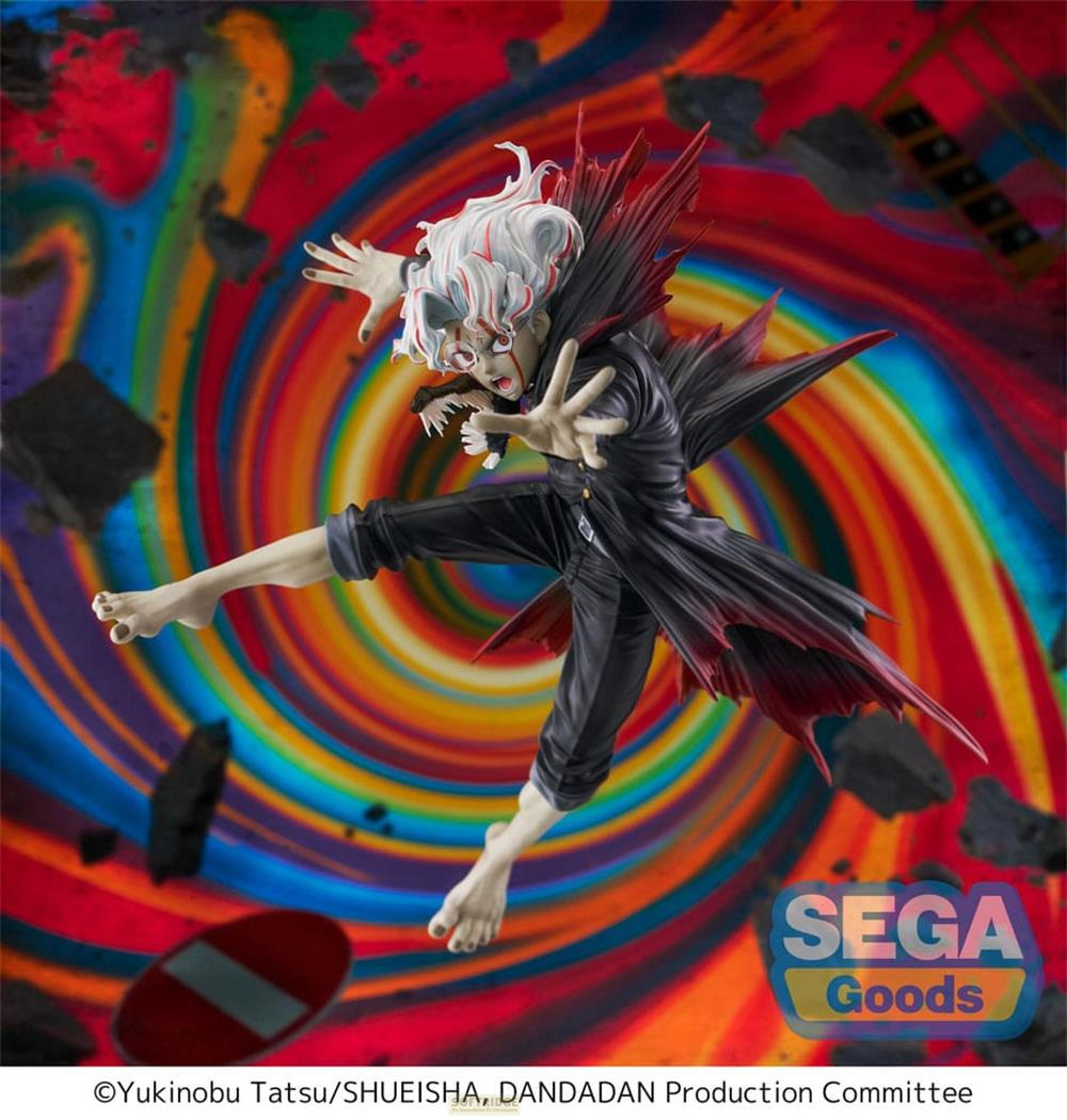 Figura de anime de un hombre con pelo blanco, abrigo negro y alas rojas, flotando.