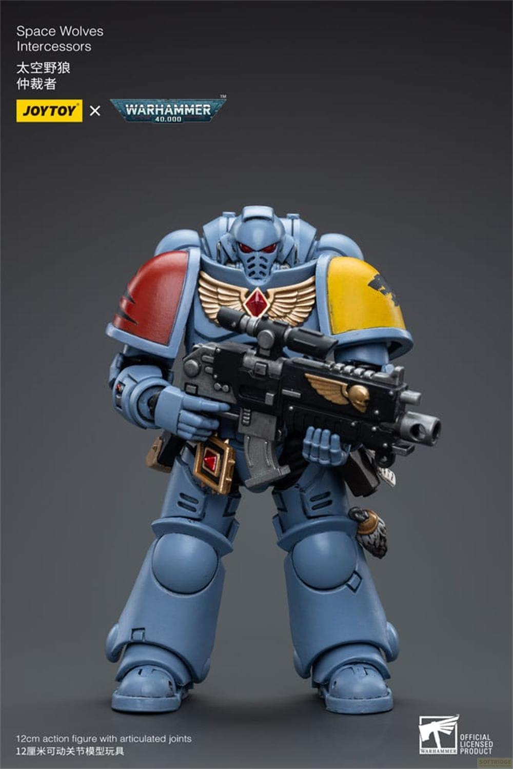 Niebieska figurka Space Wolf z żółtymi i czerwonymi naramiennikami trzyma broń.
