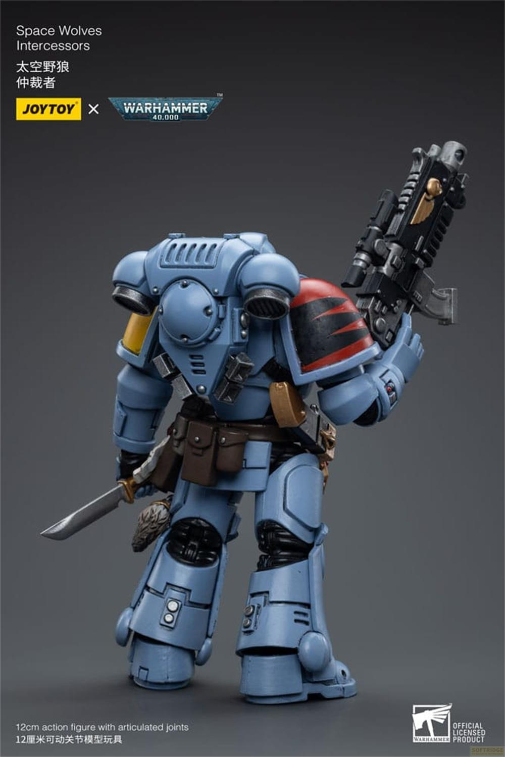 Jasnoniebieska figurka Space Wolf z pistoletem i mieczem.