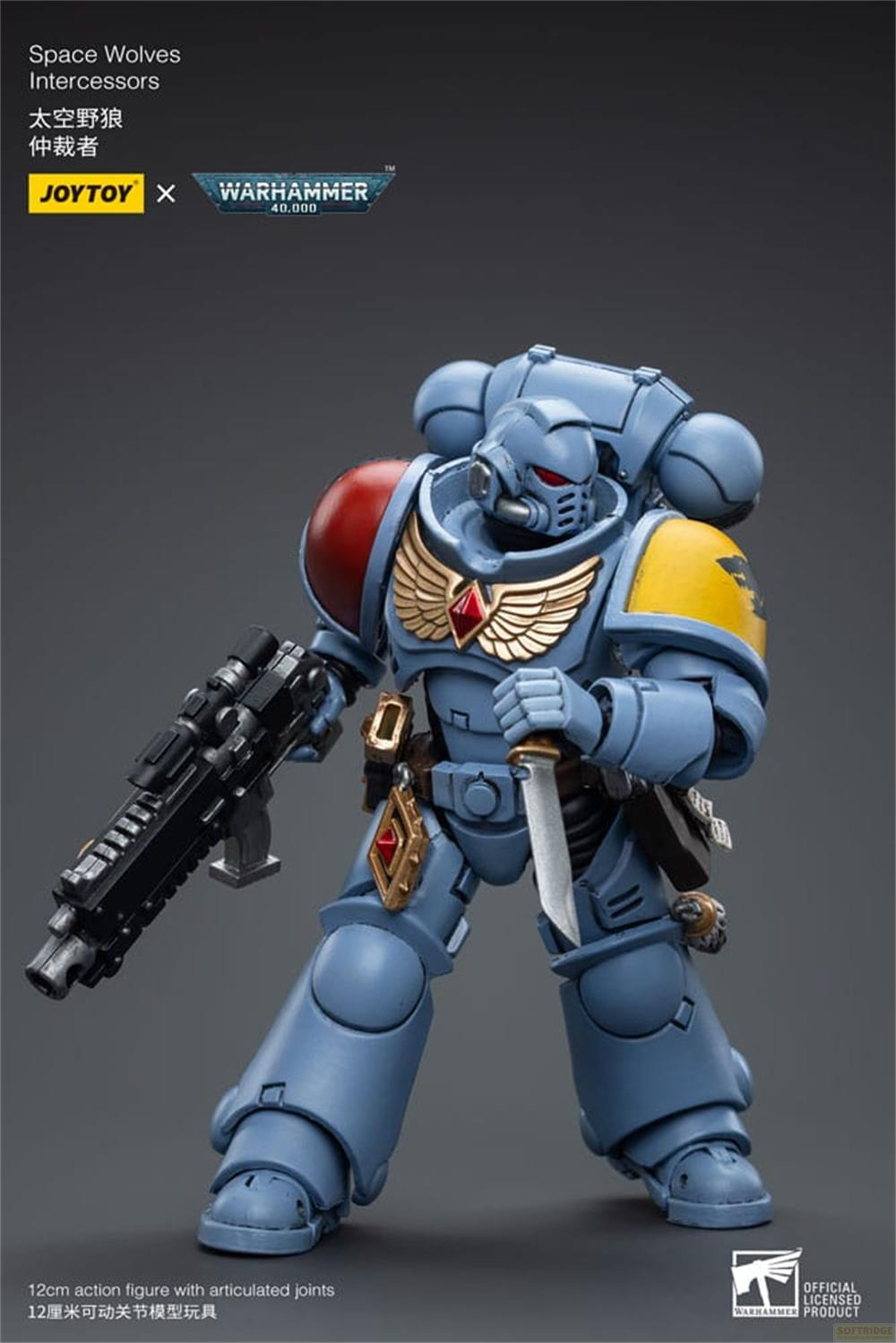 Niebieski Space Marine Wilków Kosmicznych z żółtym naramiennikiem i czerwonym hełmem trzyma nóż.