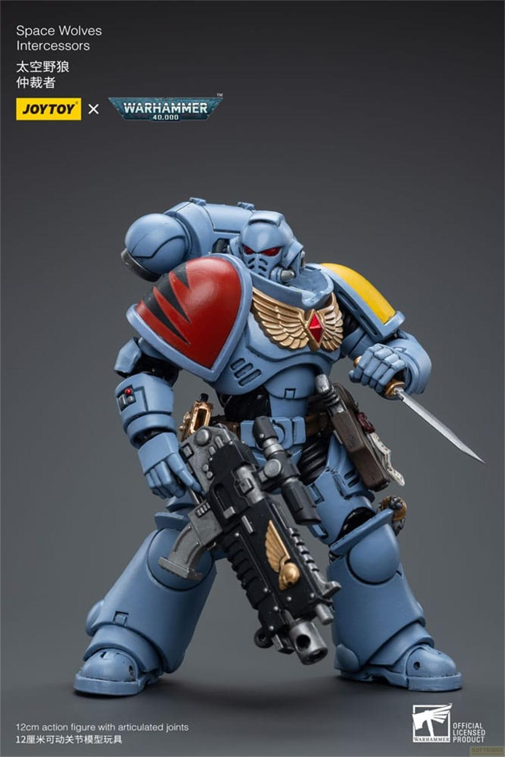 Niebieska figurka Space Wolf Warhammer 40k z pistoletem i nożem. Szczegółowa zbroja.