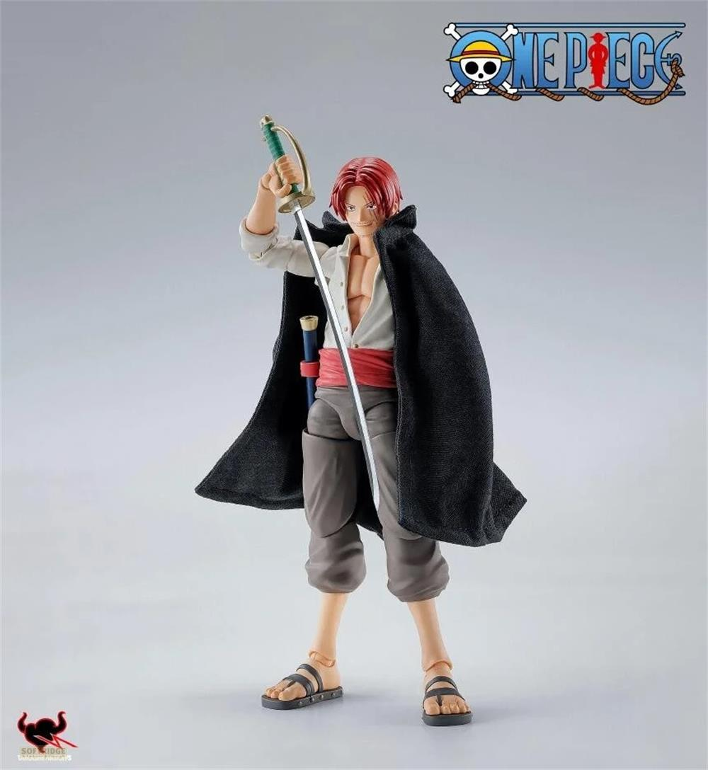 Figura de acción de Shanks de One Piece con espada y capa negra.
