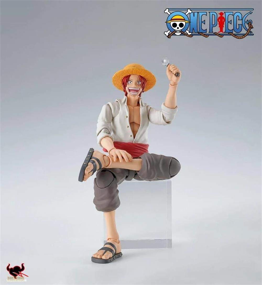 Shanks de One Piece se sienta con sombrero de paja, fajín rojo y lupa.